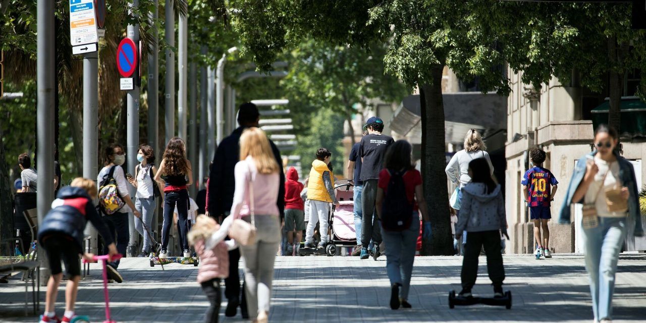 Miles de padres usan la salida con sus niños para saltarse las normas en el primer día de «alivio»