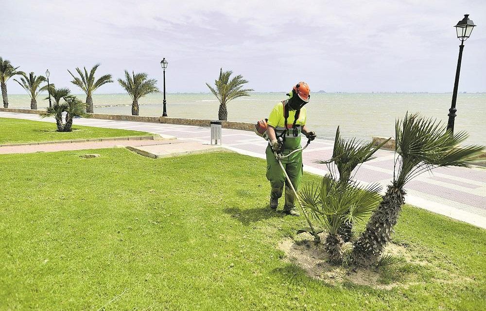 La apertura de las playas divide al litoral murciano