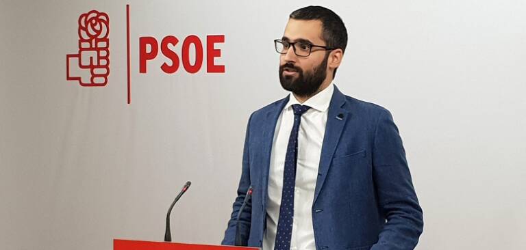 El PSOE defiende a Vélez de las críticas: «Su gestión con la inmigración es ejemplar»